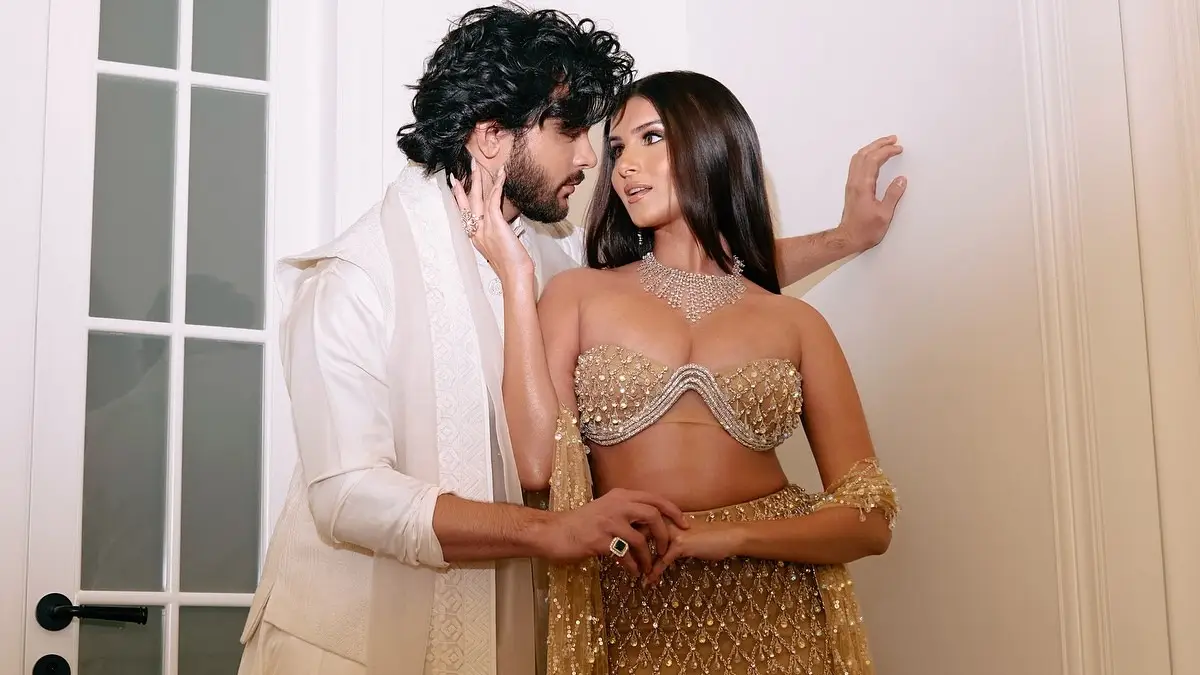 Tara Sutaria-Veer Pahariya: আগুন ঝরালেন তারা, দীপাবলি পার্টিতে প্রেমিকের সঙ্গে উষ্ণতায় মাতলেন নায়িকা দেখুন