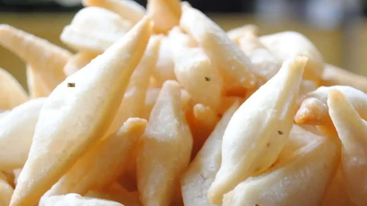 Bijaya Dashami Recipe: বিজয়া দশমী আর নিমকি সমার্থক, আজ সকালে বানিয়ে ফেলুন মুচমুচে-ফুলকো নিমকি; দেখে নিন এই স্পেশাল রেসিপি