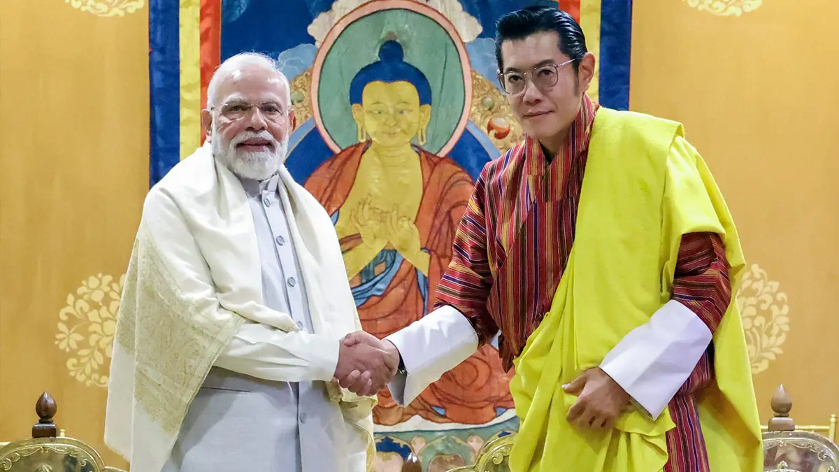 PM Modi Bhutan Visit: ভুটান সফরে প্রধানমন্ত্রী নরেন্দ্র মোদী, দেখা করলেন রাজা জিগমে ওয়াংচুক এর সঙ্গে (দেখুন ভিডিও)