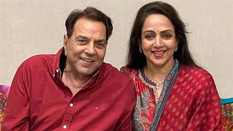 Dharmendra Death Rumor: ধর্মেন্দ্র সুস্থ হয়ে উঠছেন, সাড়া দিচ্ছেন চিকিৎসায়, মৃত্যুর ভুয়ো খবর নিয়ে সরব হলেন হেমা মালিনী
