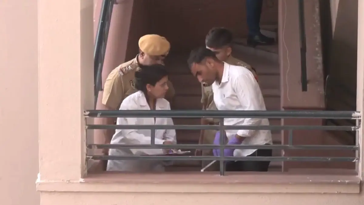 Jaipur: জয়পুরে স্কুলের ছাদ থেকে পড়ে রহস্যজনকভাবে মৃত্যু ষষ্ঠ শ্রেণীর ছাত্রীর, তথ্যপ্রমাণ মুছে ফেলার অভিযোগ কংগ্রেস কাউন্সিলরের