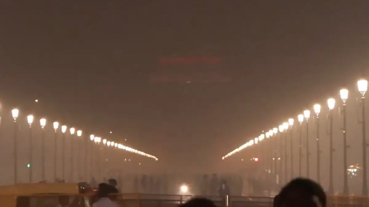 Delhi Pollution: গ্যাস চেম্বার দিল্লি, বিষাক্ত বাতাসে ঢেকে গেল ইন্ডিয়া গেট, দেখুন ভিডিয়ো