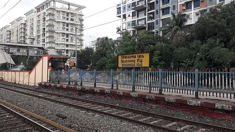 Sealdah Division Train Update: রক্ষণাবেক্ষণ কাজের জন্য আজ রাত থেকে মোট ২২৫ মিনিট শিয়ালদা ও বিধাননগর রোড স্টেশনের মধ্যে ১ নম্বর ব্রিজের ৫ নম্বর লাইনে ট্র্যাফিক ও পাওয়ার ব্লক থাকবে