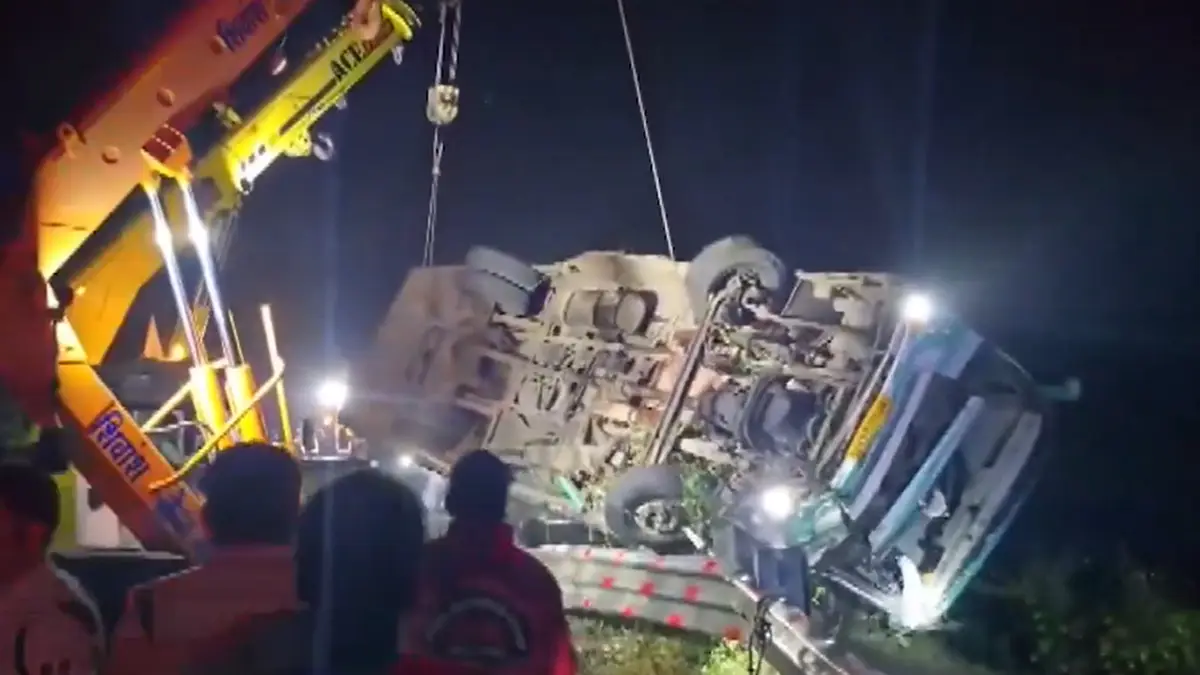 Madhya Pradesh Accident: ইন্দোরে মধ্যরাতে খাদে পড়ল যাত্রীবাহী বাস, ঘটনাস্থলেই মৃত্যু ২ মহিলাযাত্রীর আহত আরো ৩৮