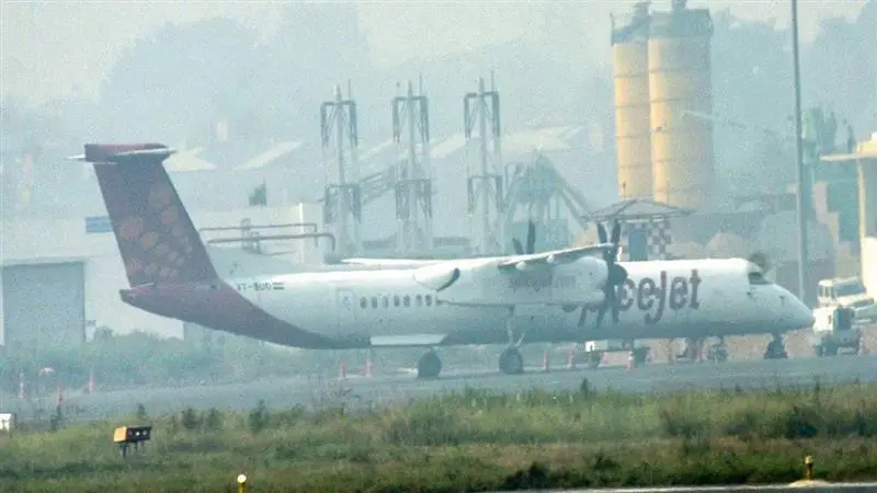 SpiceJet Flight: মুম্বই থেকে কলকাতাগামী স্পাইসজেট বিমানের জরুরি অবতরণ