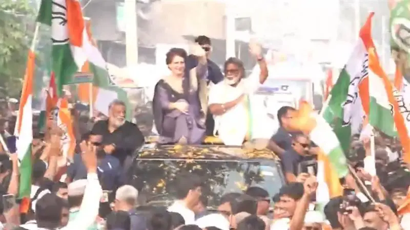 Bihar Elections 2025: বিহার নির্বাচনের প্রথম ধাপের আগে কংগ্রেস নেত্রী প্রিয়াঙ্কা গান্ধীর রোড শো, দেখুন ভিডিও
