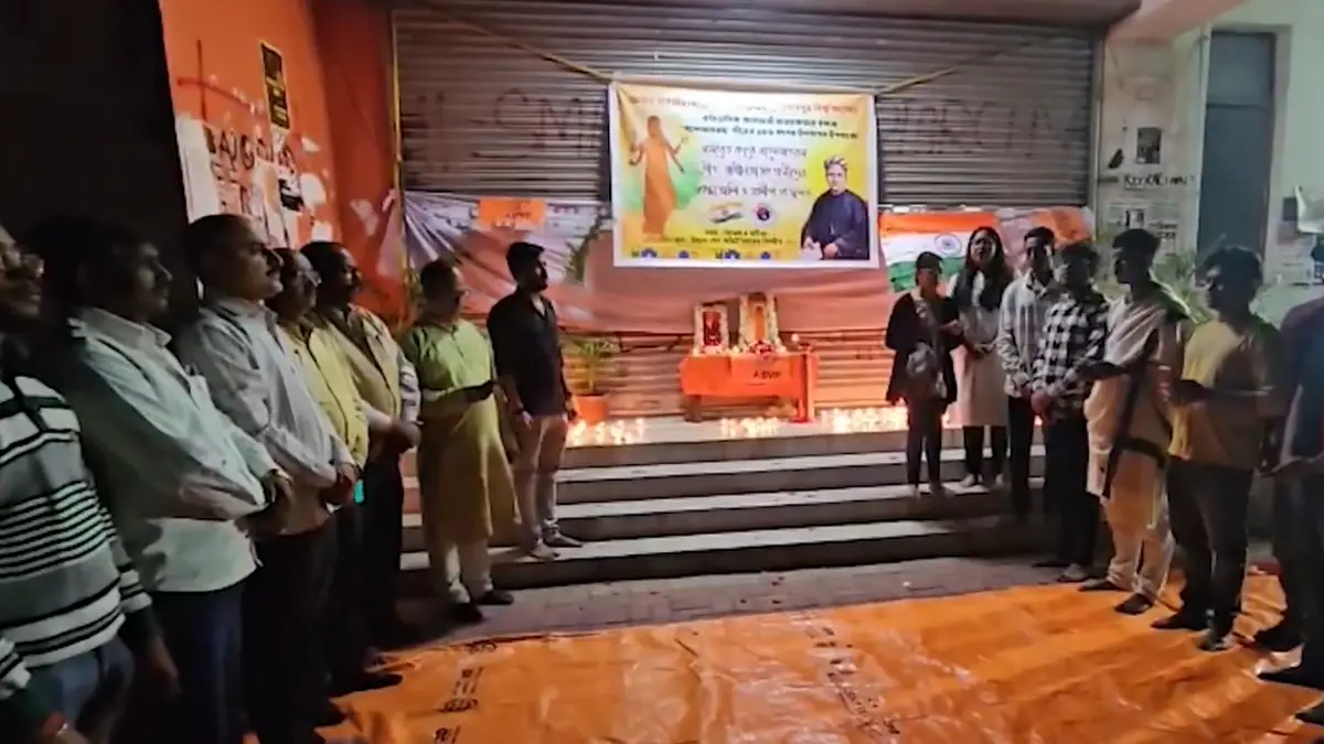 Jadavpur University: বন্দে মাতরমের ১৫০ বছর, যাদবপুর বিশ্ববিদ্যালয়ে প্রদীপ জ্বালিয়ে উদ্‌যাপন করল এবিভিপি