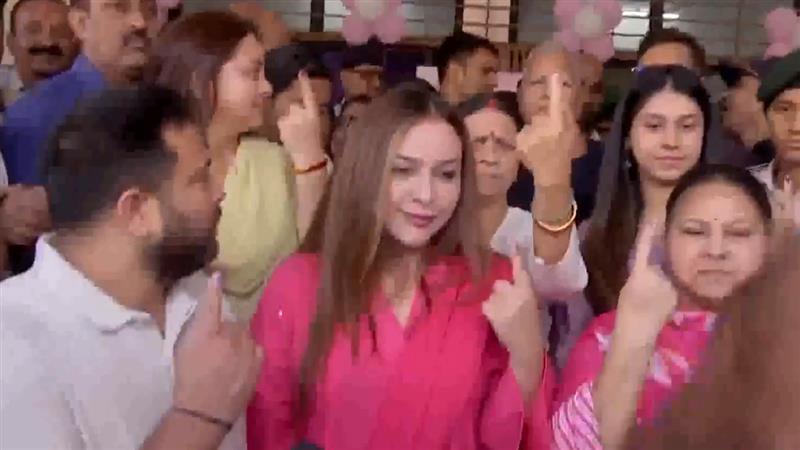 First Phase of Bihar Assembly Elections:  ১৪ নভেম্বর বিহারে নতুন সরকার,বাবা লালু প্রসাদ যাদব ও মা  রাবড়ি দেবীর সঙ্গে ভোট দিয়ে বেড়িয়ে জানালেন তেজস্বী