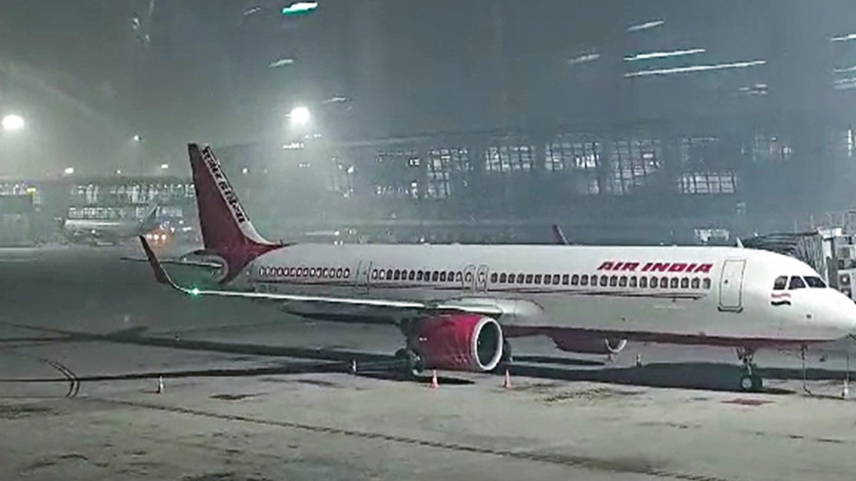 Delhi Airport: দিল্লি বিমানবন্দরে সিগন্যালে টেকনিক্যাল ত্রুটি,  ১০০-এর বেশি বিমান ওঠানামায় সমস্যায় যাত্রীরা