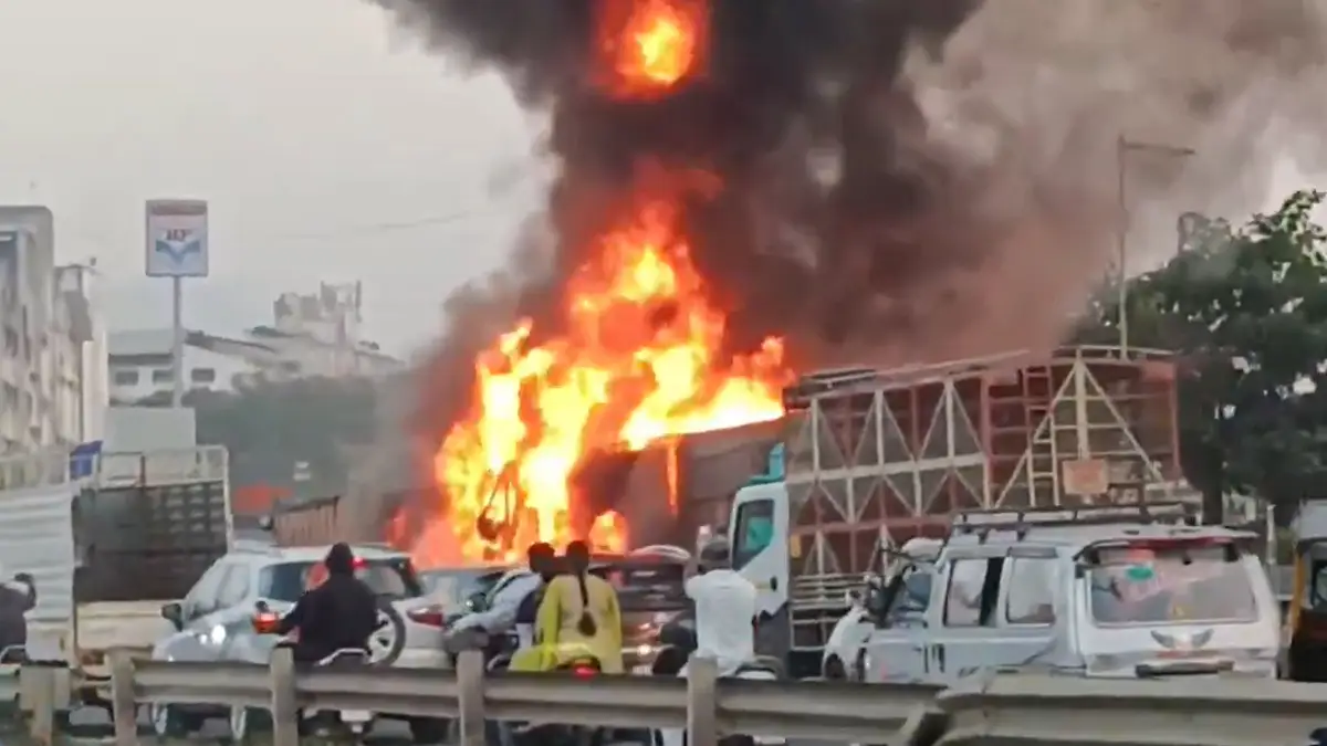 Road Accident: পুনেতে বেলাগাম ট্রাকের ধাক্কা একাধিক গাড়িতে, অগ্নিদ্বগ্ধ হয়ে মৃত্যু ৮ জনের, ঘটনাস্থলে পুলিশ ও দমকল বাহিনী