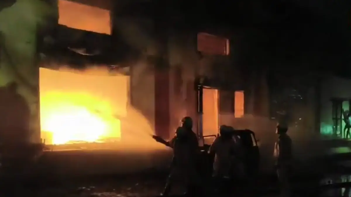 Indore Fire: ইন্দোরে রাসায়নিক গুদামে বিধ্বংসী অগ্নিকাণ্ড, অগ্নিদ্বগ্ধ হয়ে মৃত্যু ২-৩ জন মহিলা শ্রমিকের, দেখুন ভি়ডিয়ো