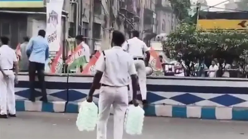 Sukanta Slams The Slavery Of State Police: মমতা বন্দ্যোপাধ্যায়ের শাসনকালে পুলিশের বশ্যতা, কাপুরুষতা এবং চাটুকার চরিত্র প্রতিদিন প্রকাশ্যে উন্মোচিত হচ্ছে-ভিডিও শেয়ার করে চপেটাঘাত সুকান্তর