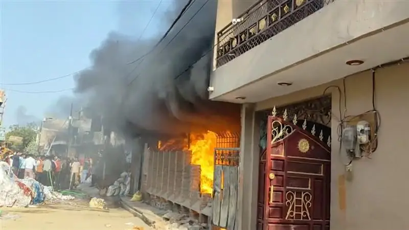 Fire Broke Out: পলিথিন কারখানায় ভয়াবহ অগ্নিকাণ্ড, দেখুন ভিডিও