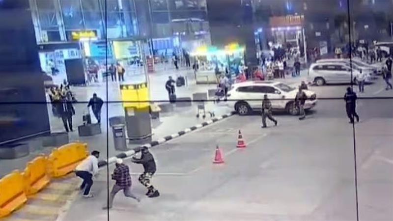 Bengaluru Airport Viral: বচসার জেরে ছুরি দিয়ে আক্রমণ, ভাইরাল বেঙ্গালুরু বিমানবন্দরের হাড়হিম ভিডিয়ো