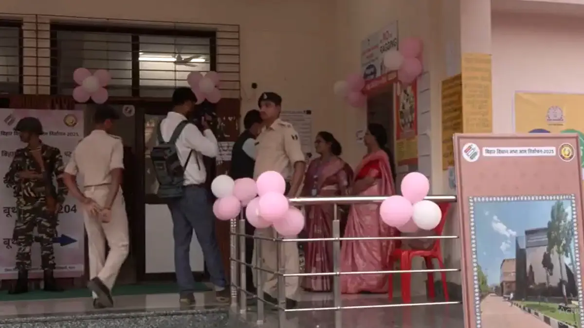 Bihar Assembly Election 2025: এসআইআর আবহে বিহারে শুরু ভোটযুদ্ধ, বুথমুখী সাধারণ মানুষ