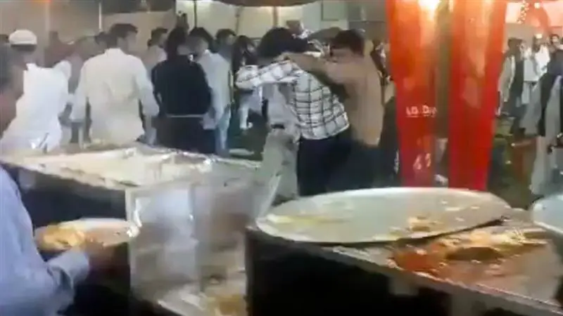 UP Viral Wedding: ফ্রায়েড চিকেন নিয়ে কাড়াকাড়ি, বিয়েবাড়িতে হুলস্থূল, আহত বহু