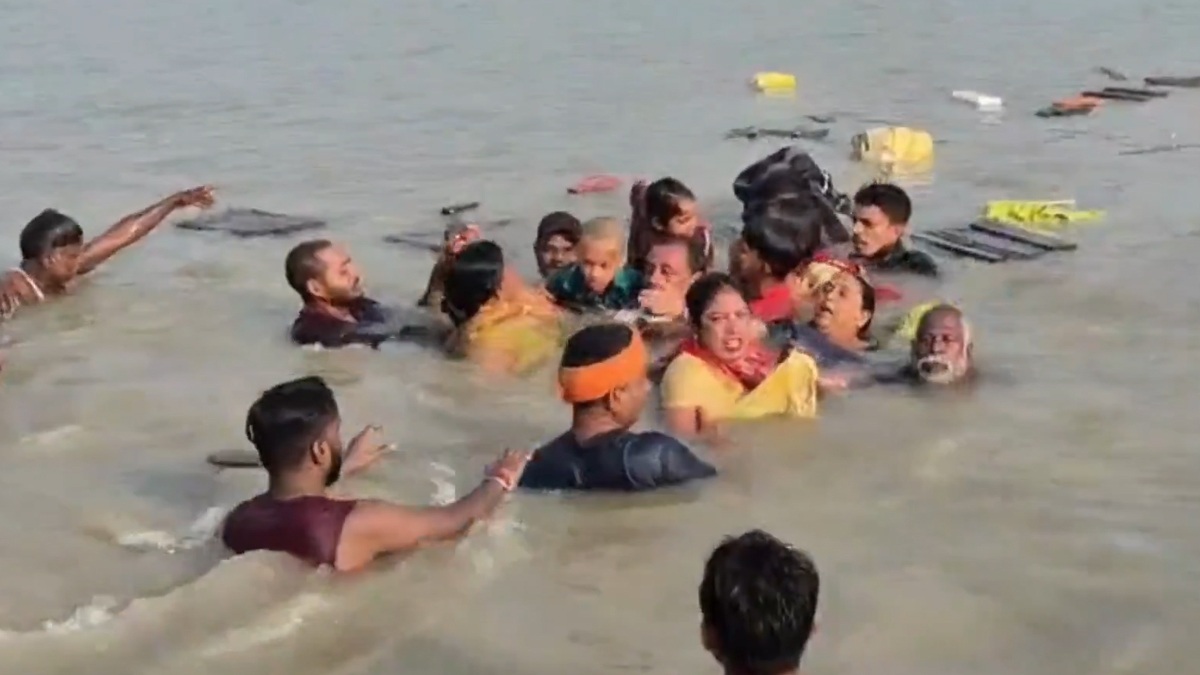 Boat Capsize In Kartik Purnima: কার্তিক পূর্ণিমায় গঙ্গাস্নান, উলটে গেল পূণ্য়ার্থী বোঝাই নৌকা, দেখুন ভয়াবহ ভিডিয়ো