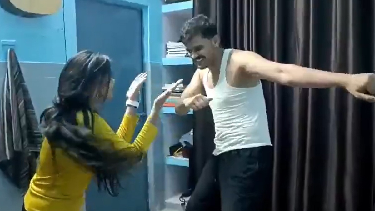 Doctor Dances With Girl In Hospital: হাসপাতালের ঘরে জামা খুলে নাচছেন চিকিৎসক, ভাইরাল ভিডিয়ো