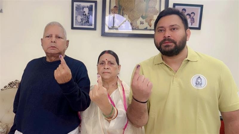 Lalu Prasad Yadav: তেজস্বী, রোহিনীর গণ্ডগোল, পারিবারিক বিবাদ নিজেই সামলে নেবেন, বললেন লালু প্রসাদ