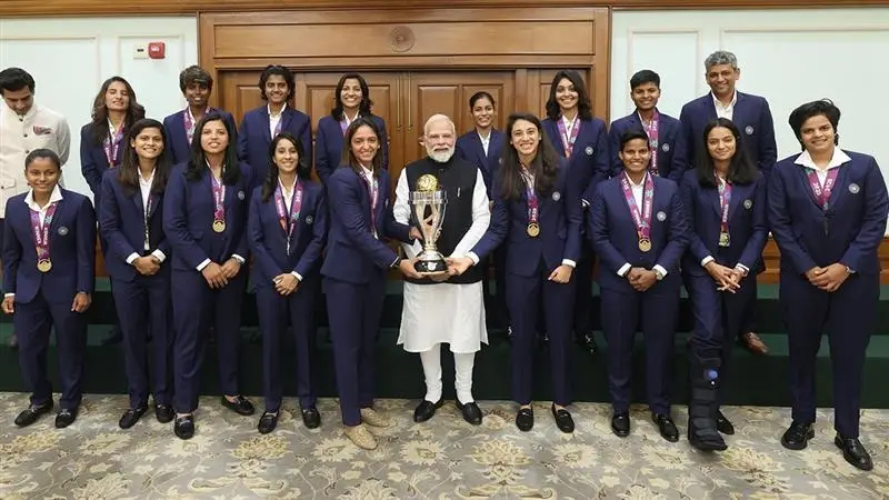 PM Modi Meets India's Women's Cricket Team: বিশ্বকাপ হাতে নিয়ে প্রধানমন্ত্রীর সঙ্গে সাক্ষাৎ ভারতের মহিলা ক্রিকেট দলের, মুখে চওড়া হাসি হরমনপ্রীত, রিচাদের, আপ্লুত মোদী