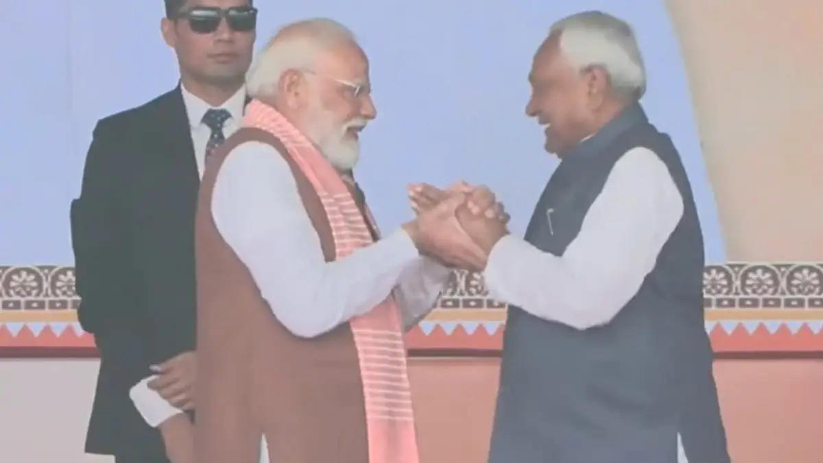 PM Modi Congratulates Nitish Kumar: হাত ধরে নীতিশ কুমারকে শুভেচ্ছা জানিয়ে গামছা ওড়ালেন প্রধানমন্ত্রী, দেখুন ভিডিয়ো