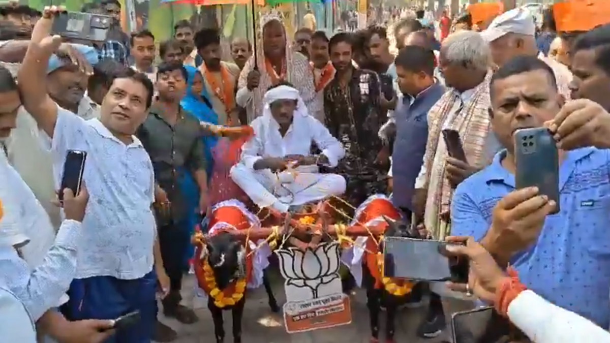 Viral Video: ছাগলের গাড়িতে চেপে প্রধানমন্ত্রীকে দেখতে এলেন চা বিক্রেতা, বললেন, 'আমার পোষ্যরাও মোদীজির ভক্ত'