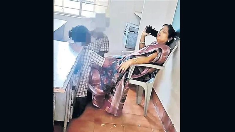 School Viral Video: ক্লাসে বসে ছাত্রীদের দিয়ে পা মালিশ, ভাইরাল সরকারি স্কুলের শিক্ষিকার কীর্তি