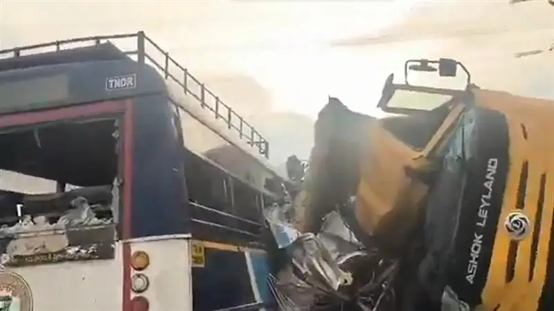 Telangana Horrific Accident Video: ক্রেন এনে পরপর মৃতদেহ উদ্ধারের চেষ্টা, যাত্রীবোঝাই বাস পিষে দিল লরি, ভয়াবহ দুর্ঘটনায় নিহত কমপক্ষে ২০, ক্রেন এনে মৃতদেহ উদ্ধারের চেষ্টা