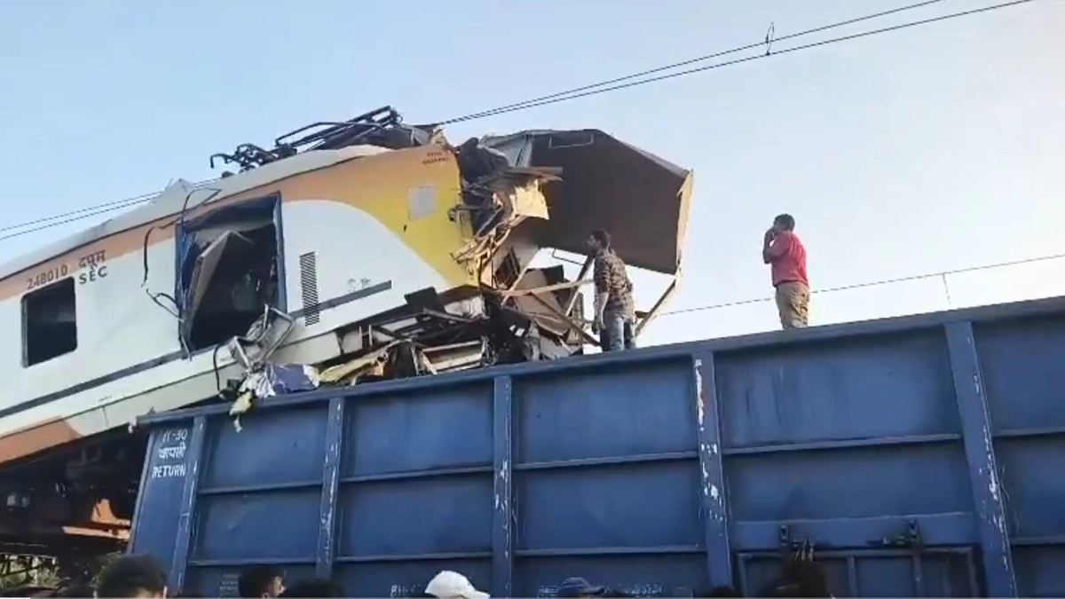 Goods Train Collided With Another Train: ভয়ঙ্কর ট্রেন দুর্ঘটনা দেখুন, মালগাড়ির উপর উঠে গেল যাত্রীবাহি ট্রেন, নিহত ৪