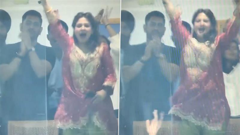 Sakshi Dhoni Viral Video: সাক্ষী ধোনির আগাম উদযাপন ও মাহির মজার প্রতিক্রিয়া সমাজমাধ্যমে ভাইরাল