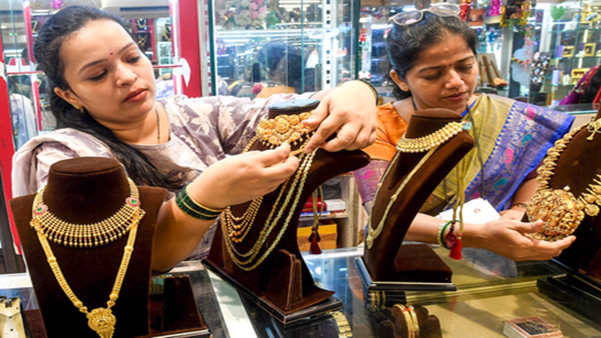 Gold Rate Today: সোনার দরে কি বড় কোনও বদল? জানুন আজ কলকাতা সহ দেশের বভিন্ন শহরে সোনার দাম কত