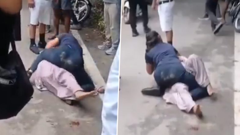 Meerut Viral Video: জিমে পরকীয়ার হাতেনাতে ধরলেন স্ত্রী, রাস্তায় দুই মহিলার চুলোচুলি! ভিডিও ভাইরাল