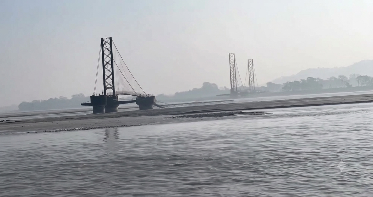 Nepal Suspension Bridge Collapse Video: মহাকালী নদীতে তীব্র স্রোতে ভাঙল নেপালের দ্বিতীয় দীর্ঘতম ঝুলন্ত সেতু ‘দোধারা চাঁদনী’