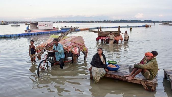 UP and Bihar Flood Crisis: উত্তরপ্রদেশ ও বিহারে প্রবল বন্যায় প্রাণহানি ৫০ ছাড়াল, জলবন্দি ১৬ লক্ষের বেশি মানুষ