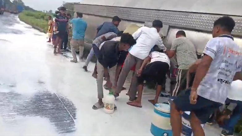 Milk Tanker Video: পালঘরে জাতীয় সড়কে উল্টে গেল আমুল দুধের ট্যাঙ্কার, দুধ নিতে হুড়োহুড়ি, ভাইরাল ভিডিও