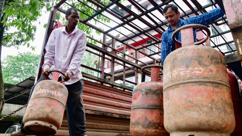 LPG Cylinder Price Hike: আজ থেকে বাড়ল বাণিজ্যিক রান্নার গ্যাসের দাম, জানুন কলকাতায় বেড়ে কত হল দাম