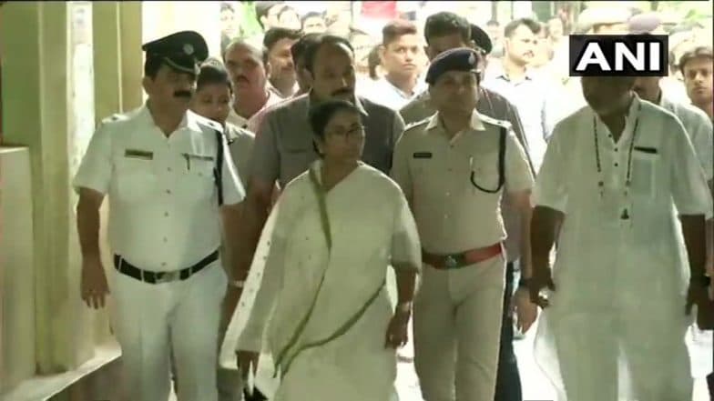 LOK SABHA ELECTIONS 2019: শেষবেলায় ভোট দিলেন মুখ্যমন্ত্রী মমতা ব্যানার্জি LOK SABHA ELECTIONS 2019: শেষবেলায় ভোট দিলেন মুখ্যমন্ত্রী মমতা ব্যানার্জি