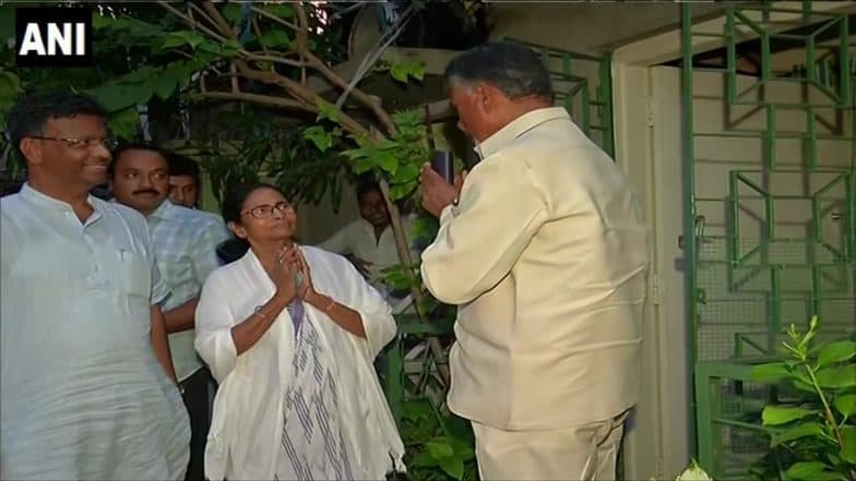 LOK SABHA ELECTIONS 2019: কালীঘাটে মমতার সঙ্গে ৪৫ মিনিট বৈঠক করলেন চন্দ্রবাবু নাইডু LOK SABHA ELECTIONS 2019: কালীঘাটে মমতার সঙ্গে ৪৫ মিনিট বৈঠক করলেন চন্দ্রবাবু নাইডু