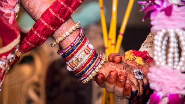 কী জন্য ছাদনাতলায় বর-কনেকে সাতপাক ঘুরতে হয়? কী জন্য ছাদনাতলায় বর-কনেকে সাতপাক ঘুরতে হয়?
