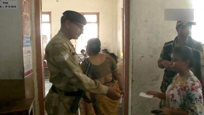 Lok Sabha Elections 2019: কাল গণনা, তার আগে আজ কলকাতায় চলছে ভোট! Lok Sabha Elections 2019: কাল গণনা, তার আগে আজ কলকাতায় চলছে ভোট!