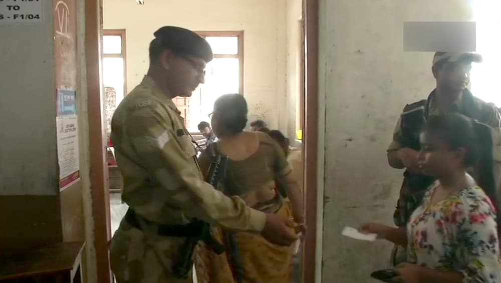 Lok Sabha Elections 2019: কাল গণনা, তার আগে আজ কলকাতায় চলছে ভোট! Lok Sabha Elections 2019: কাল গণনা, তার আগে আজ কলকাতায় চলছে ভোট!