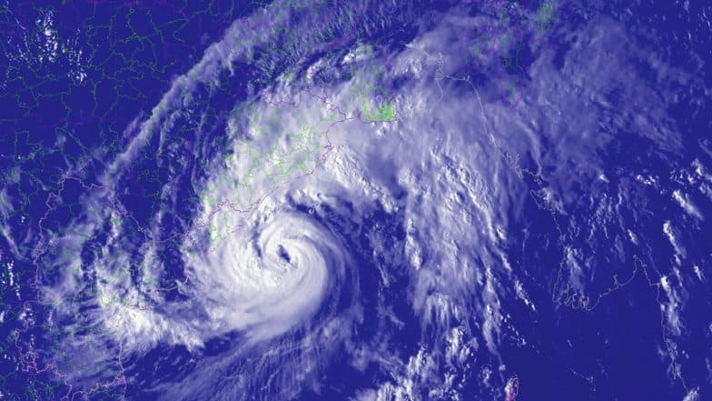 Cyclone Vayu: দিক পরিবর্তন করে ফের উপকূলে ফিরছে বায়ু, জারি হল সতর্কতা Cyclone Vayu: দিক পরিবর্তন করে ফের উপকূলে ফিরছে বায়ু, জারি হল সতর্কতা