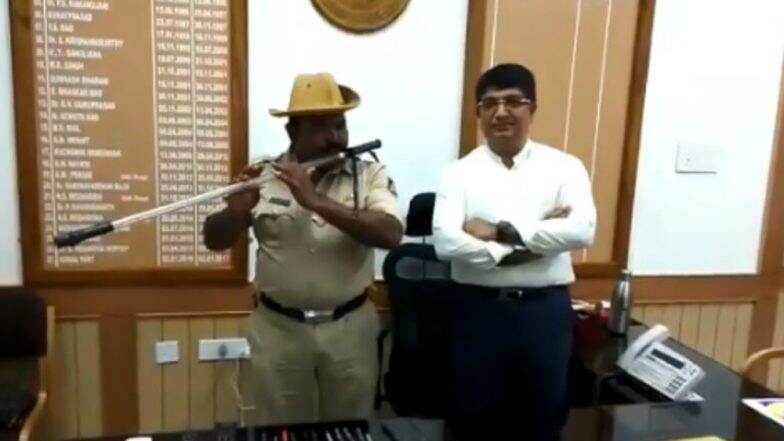 চোর পেটানো লাঠিতেই তুলছেন মিঠে সুর, বাঁশুরিয়া পুলিশকর্মীর প্রতিভায় মুগ্ধ নেটিজেনরা চোর পেটানো লাঠিতেই তুলছেন মিঠে সুর, বাঁশুরিয়া পুলিশকর্মীর প্রতিভায় মুগ্ধ নেটিজেনরা