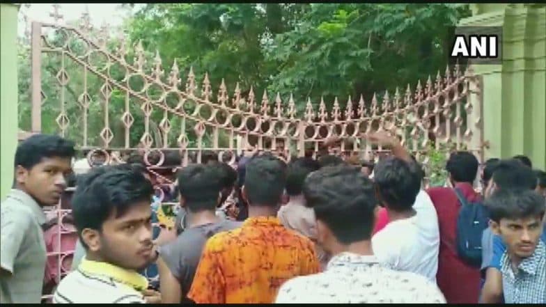 ফি বৃদ্ধির প্রতিবাদে উত্তাল বিশ্বভারতী বিশ্ববিদ্যালয়, রাতভর ঘেরাও উপাচার্য, বন্ধ সেমেস্টার পরীক্ষা ফি বৃদ্ধির প্রতিবাদে উত্তাল বিশ্বভারতী বিশ্ববিদ্যালয়, রাতভর ঘেরাও উপাচার্য, বন্ধ সেমেস্টার পরীক্ষা