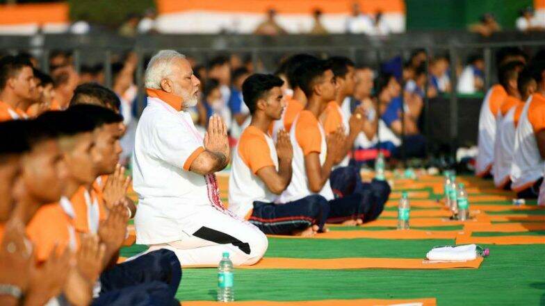 International Yoga Day 2019: নরেন্দ্র মোদির নেতৃত্বে যোগায় মেতেছে দেশ, কাশ্মীর থেকে কন্যাকুমারী জুড়ে চলা যোগ মিলনের বার্তা ছড়াল বিশ্বে International Yoga Day 2019: নরেন্দ্র মোদির নেতৃত্বে যোগায় মেতেছে দেশ, কাশ্মীর থেকে কন্যাকুমারী জুড়ে চলা যোগ মিলনের বার্তা ছড়াল বিশ্বে