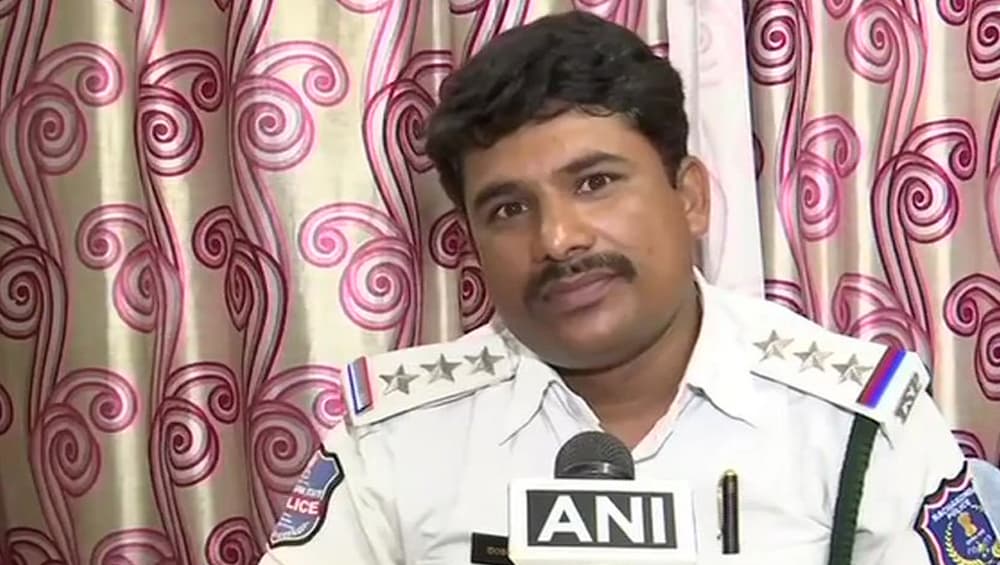 যুব সমাজ থেকে অপরাধকে দূরে রাখতে গান গাইছেন হায়দরাবাদের পুলিশকর্মী নাগামাল্লু যুব সমাজ থেকে অপরাধকে দূরে রাখতে গান গাইছেন হায়দরাবাদের পুলিশকর্মী নাগামাল্লু
