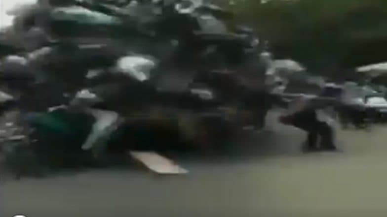 বাস-ডে পালন করতে গিয়ে রাস্তায় গড়াগড়ি খেল ছাত্রের দল, হেসে খুন নেটদুনিয়া বাস-ডে পালন করতে গিয়ে রাস্তায় গড়াগড়ি খেল ছাত্রের দল, হেসে খুন নেটদুনিয়া