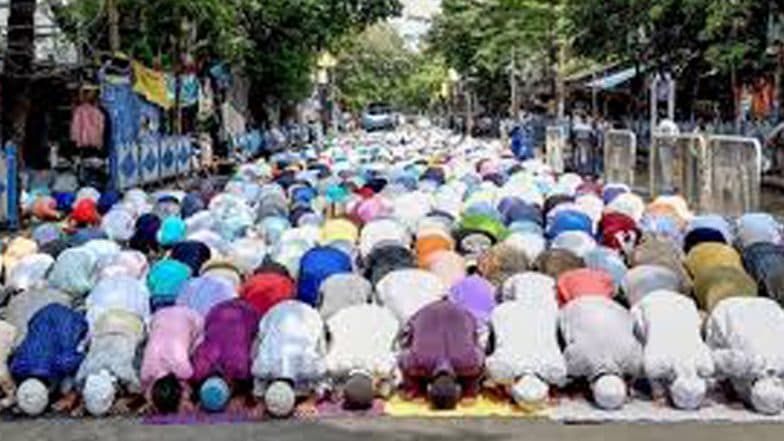 রাত পোহালেই খুশির ইদ, শায়েরি থেকে কবিতা সবেতেই চলছে শুভেচ্ছা বিনিময় রাত পোহালেই খুশির ইদ, শায়েরি থেকে কবিতা সবেতেই চলছে শুভেচ্ছা বিনিময়
