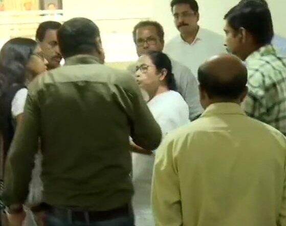 West Bengal Doctors' Strike: আলোচনা ফলপ্রসূ,সদর্থক বললেন মুখ্যমন্ত্রী, ডাক্তারদের আন্দোলন প্রত্যাহার হওয়ার পথে West Bengal Doctors' Strike: আলোচনা ফলপ্রসূ,সদর্থক বললেন মুখ্যমন্ত্রী, ডাক্তারদের আন্দোলন প্রত্যাহার হওয়ার পথে