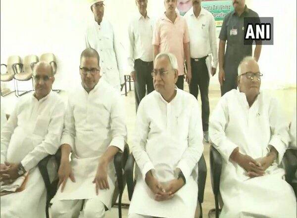 NDA জোটে ধাক্কা, বিহারের বাইরে একাই লড়বে জেডিইউ, জানালেন নীতীশ কুমার NDA জোটে ধাক্কা, বিহারের বাইরে একাই লড়বে জেডিইউ, জানালেন নীতীশ কুমার